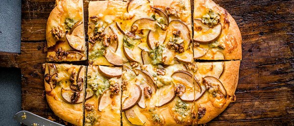 Italian flatbread with pear, walnut and Gorgonzola