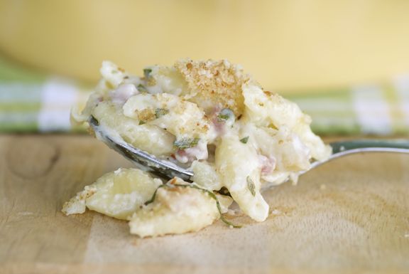 Italian macaroni 'n cheese with pancetta