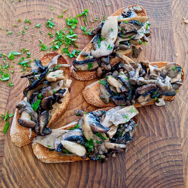 Italian mushrooms on toast (Bruschetta con funghi)