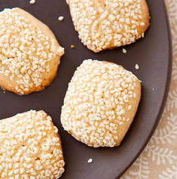 Italian sesame seed cookies (Giugiuleni)