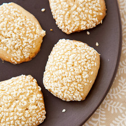 Italian sesame seed cookies (Giugiuleni)