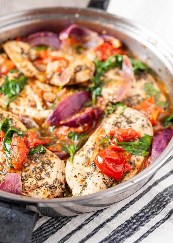 Italian skillet chicken with spinach, tomatoes, and onions 