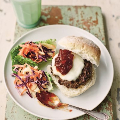 Italian-style cheese burgers with coleslaw cups (Svizzerine di manzo con insalatina)