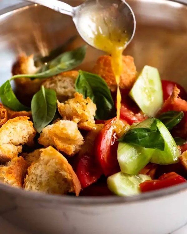 Italian tomato & bread salad (Panzanella) 