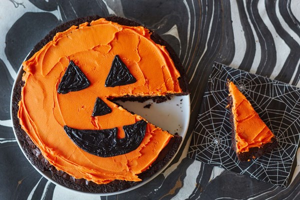 Jack-o-lantern brownie cake