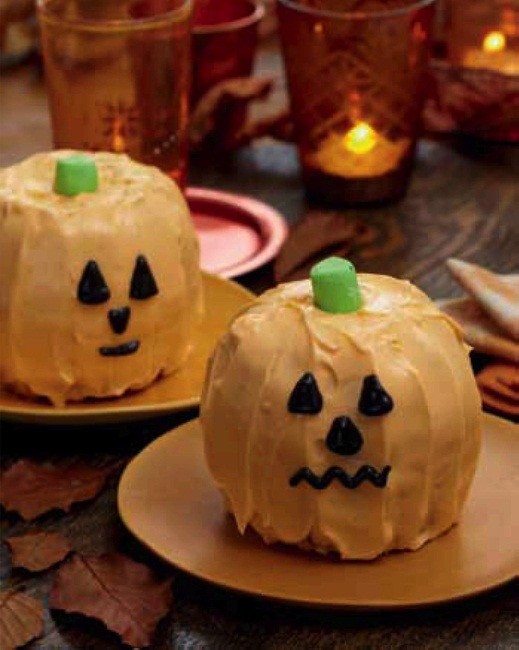 Jack-o'-lantern cakes