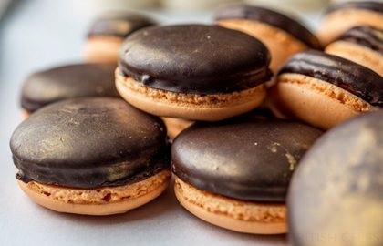 Jaffa cake macarons