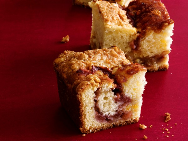 Jam cake with peanut streusel