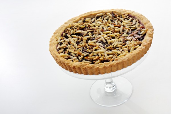 Jam tart with almonds