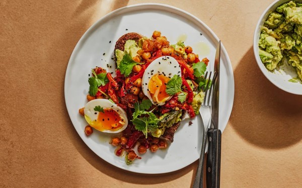 Jammy eggs with chickpeas, peppers and avocado