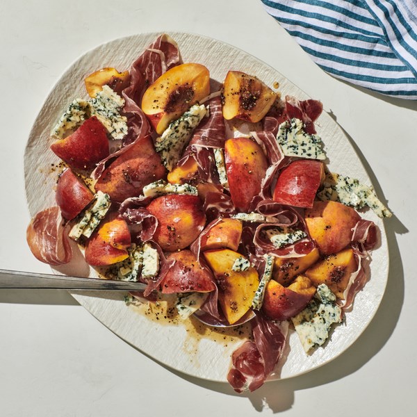 Jamón and nectarines with blue cheese