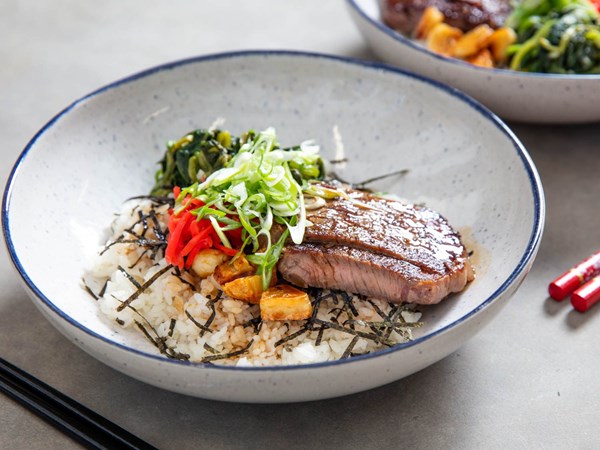 Japanese rice bowl with spinach (Beefsteak donburi)
