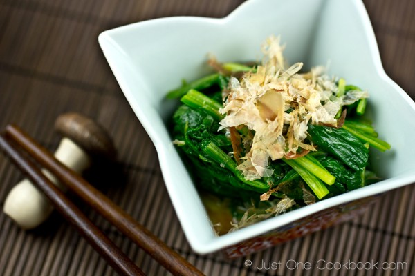 Japanese spinach salad with bonito flakes (Spinach ohitashi)