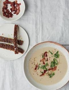 Jerusalem artichoke and truffle soup with rye bread croutons (Jordskokkesuppe med trøffel)