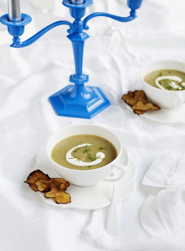 Jerusalem artichoke soup with artichoke chips