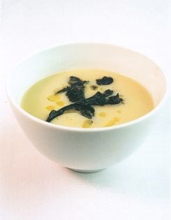 Jerusalem artichoke soup with trompettes-des-morts and truffle oil