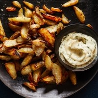 Jerusalem artichoke wedges with garlic mayo