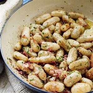 Jerusalem artichokes with bacon, garlic and lemon