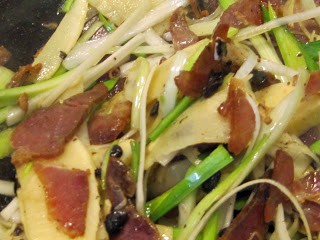 Jiangxi style bamboo shoots stir-fried with leeks and cured pork (Ganshi dongsun chao larou / 贛式冬筍炒臘肉)