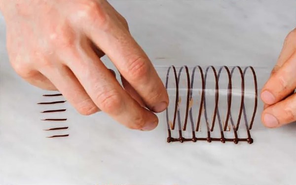 Joined hoops [chocolate - piped techniques]