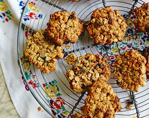 Jools' easy oaty fruit cookies