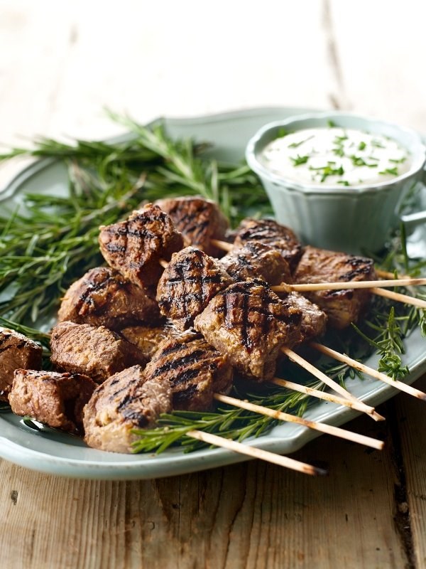 Juicy beef skewers with horseradish dip