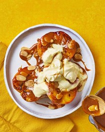 Juicy charred peaches with almond caramel 