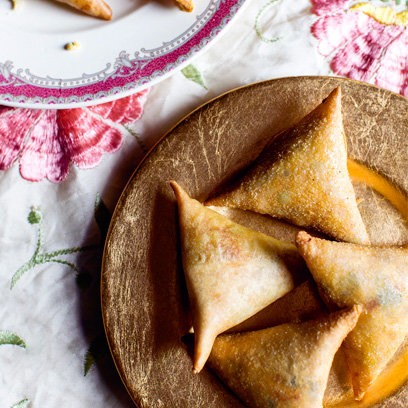 Jumping chicken samosa (Tikkha murghi na samosa)