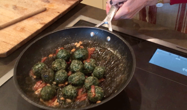 Kale & ricotta gnocchi in sage & bacon butter (Gnocchi nudi in salsa di burro, salvia e pancetta)