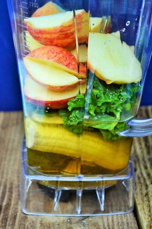 Kale and apple green smoothie