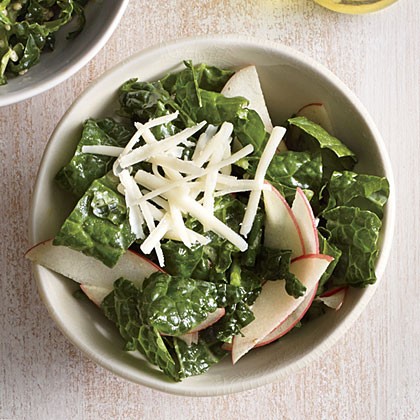 Kale salad with apple and cheddar