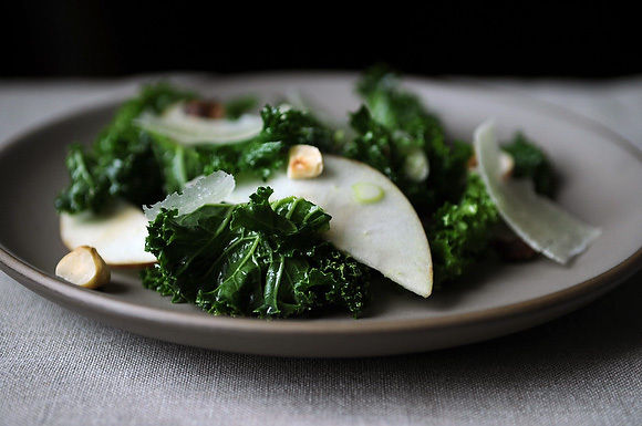 Kale salad with apples and hazelnuts