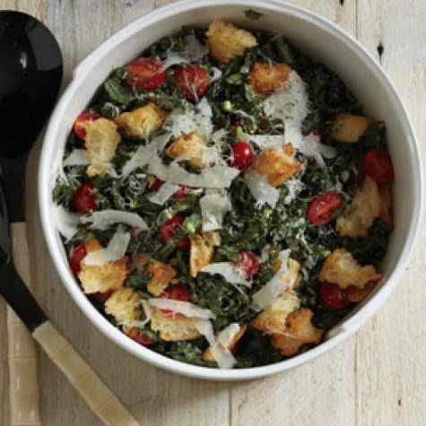 Kale salad with creamy lemon dressing