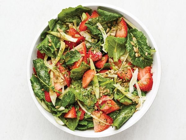 Kale salad with strawberries and fennel