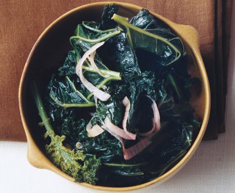 Kale with pickled shallots