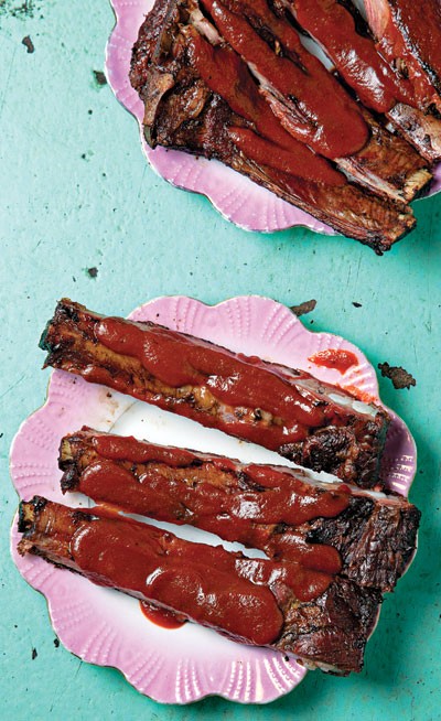 Kansas City-style spareribs with barbecue sauce