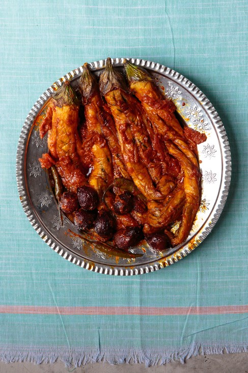 Kashmiri eggplant in tomato sauce (Tamatar wangun)