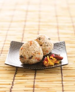 Kayaku takikomi gohan onigiri