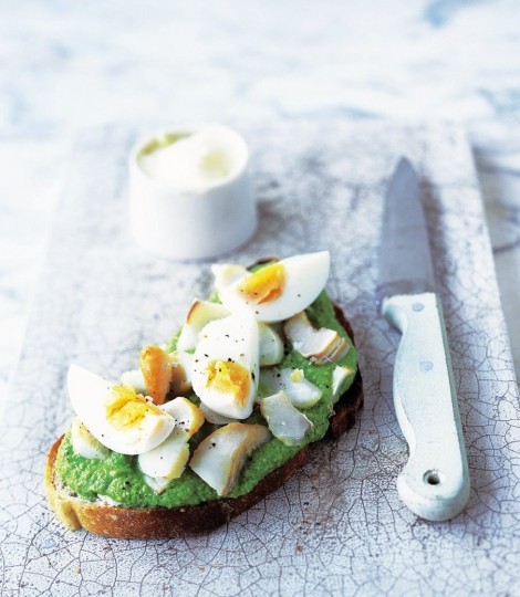 Kedgeree and pea purée on toast