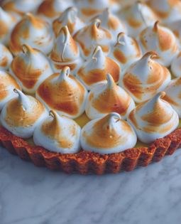 Key lime meringue pie with ginger snaps