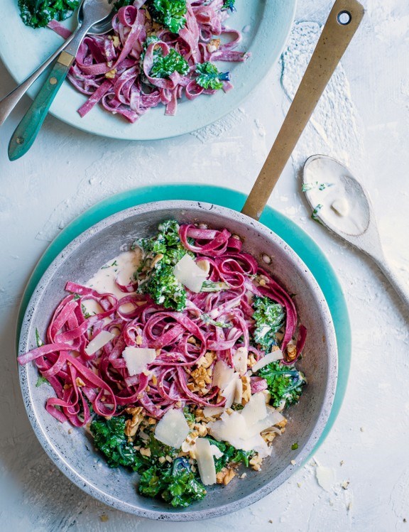 Khorasan beetroot tagliatelle with flower sprouts, garlic and cream