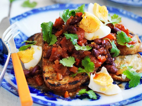 Kidney beans with eggs and coriander