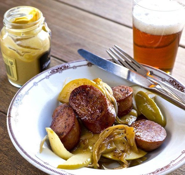 Kielbasa with apples and onions