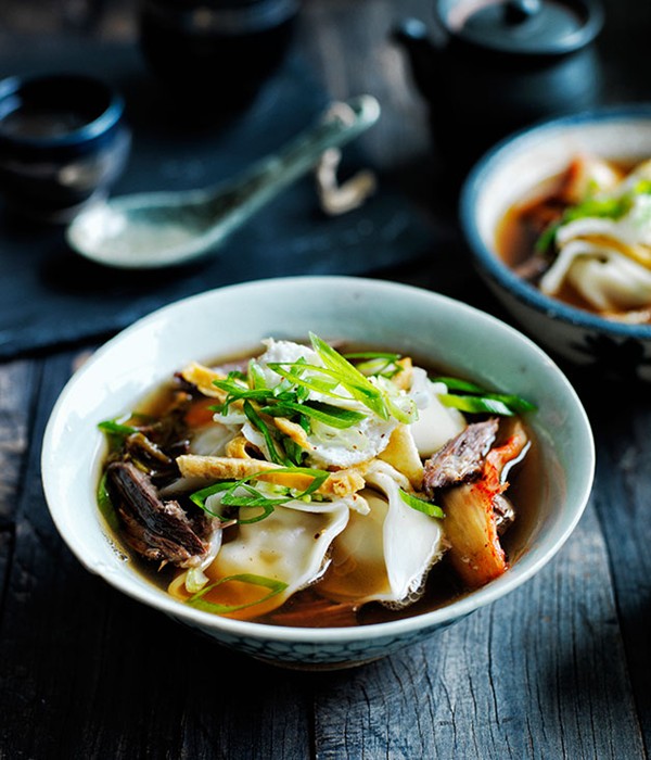 Kimchi mandu in broth
