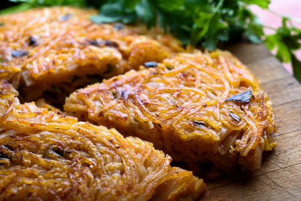 Kimchi noodle cake