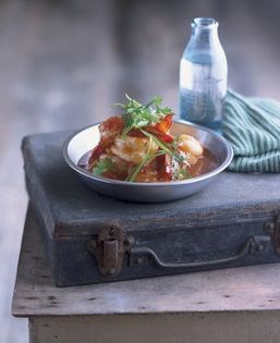 King prawns sautéed with tomato, fish sauce and black pepper (Tôm rim)