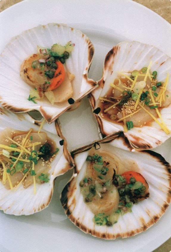 King scallops, cooked, with a sharp lemon dressing