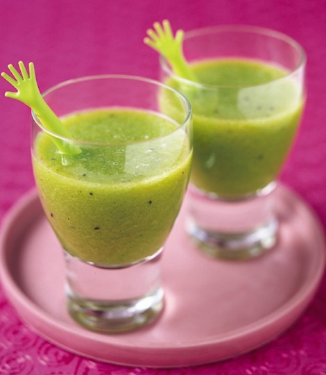 Kiwi, apple and mint juice
