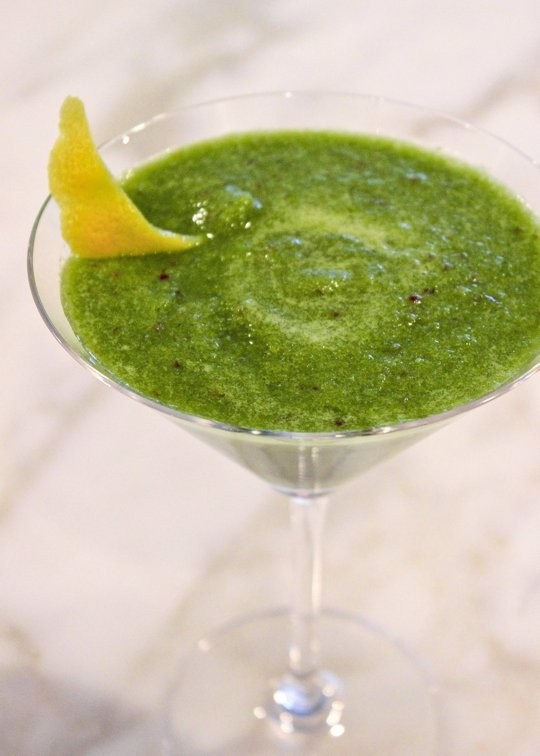 Kiwi-banana smoothie "cocktail"