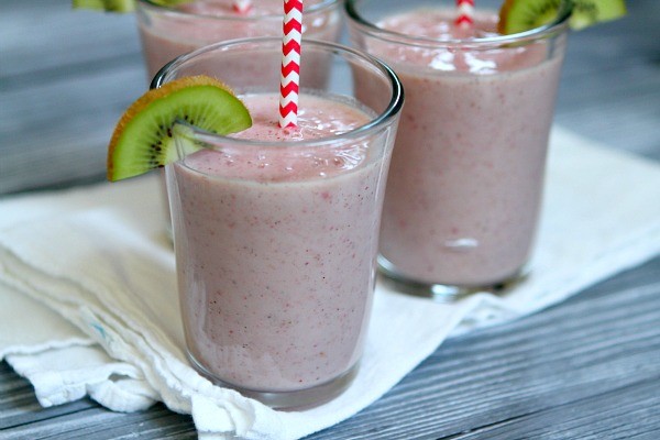Kiwi strawberry smoothie